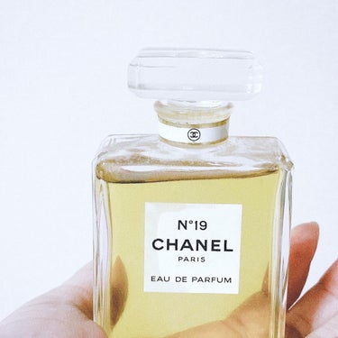 CHANEL シャネル N°19 パルファムのクチコミ「CHANEL シャネル
N°19 
オードパルファム
150ml・21,560円

ﾟ＊.｡......」（3枚目）