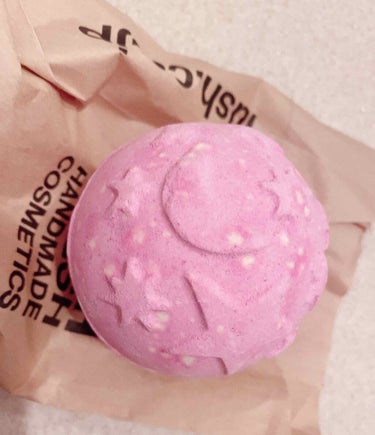 LUSH トワイライト ムーン

ピンク色な見た目に反して夜っぽい色になります
夕焼けが沈むみたいで素敵でした
ちょっと切なくなる香りがします

#LUSH #バスボム #私のおうち美容 