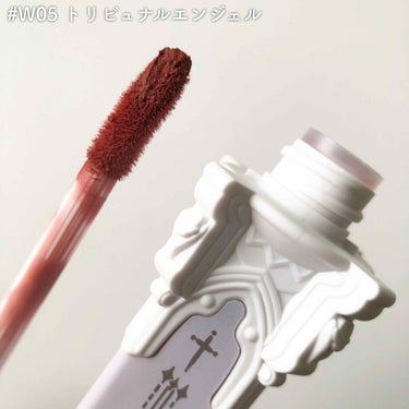 天使のリップ👼🏻💄
【FlowerKnows(フラワーノーズ)リトルエンジェルシリーズフェザーマットリップ】﻿
﻿
今回はブリリアントプラス様よりご提供頂いた新作﻿
リトルエンジェルフェザーマットリップの紹介です🙆‍♀️﻿
﻿
 ┈┈┈┈┈┈┈┈┈┈﻿
﻿
〇FlowerKnows(フラワーノーズ)リトルエンジェルフェザーマットリップ﻿
￥2,200﻿
﻿
#W05 トリビュナルエンジェル﻿
#B05 ツインエンジェル﻿
﻿
FlowerKnowsの新作リトルエンジェルシリーズのリップ✨﻿
﻿
天使を象った柱のような神々しいパッケージデザインに目を奪われます💕﻿
﻿
マットな質感のリップなのに﻿
名前の通り羽のように軽い着け心地で﻿
とっても使いやすい👌﻿
﻿
発色も綺麗でスルスルと﻿
よく伸びて塗りやすいです🙌﻿
﻿
#W05 トリビュナルエンジェル﻿
﻿
大人っぽいプラムカラーのマットリップ💕﻿
冬によく映えるカラーです👌﻿
﻿
#B05 ツインエンジェル﻿
﻿
こっくりとした秋色マットリップ🥰﻿
深みのあるカラーがたまらんです🍁﻿
﻿
┈┈┈┈┈┈┈┈┈┈ ﻿
﻿
以上になります！﻿
﻿
めちゃくちゃ主張した見た目からの﻿
可愛いカラーのマットリップが素敵💕﻿
﻿
全10色で他にもカラーがあるので﻿
気になった方は是非チェックしてみてください🙌﻿
﻿
#なまこレビュー﻿
#FlowerKnows﻿
﻿
#コスメ #今日のメイク #メイク好きさんと繋がりたい #毎日メイク #新作コスメ #化粧品 #コスメ大好き #プチプラコスメ #makeup #コスメレポ #コスメオタク #お洒落好きさんと繋がりたい #コスメ好きな人と繋がりたい #化妆品 #セルフメイク #美意識の画像 その1