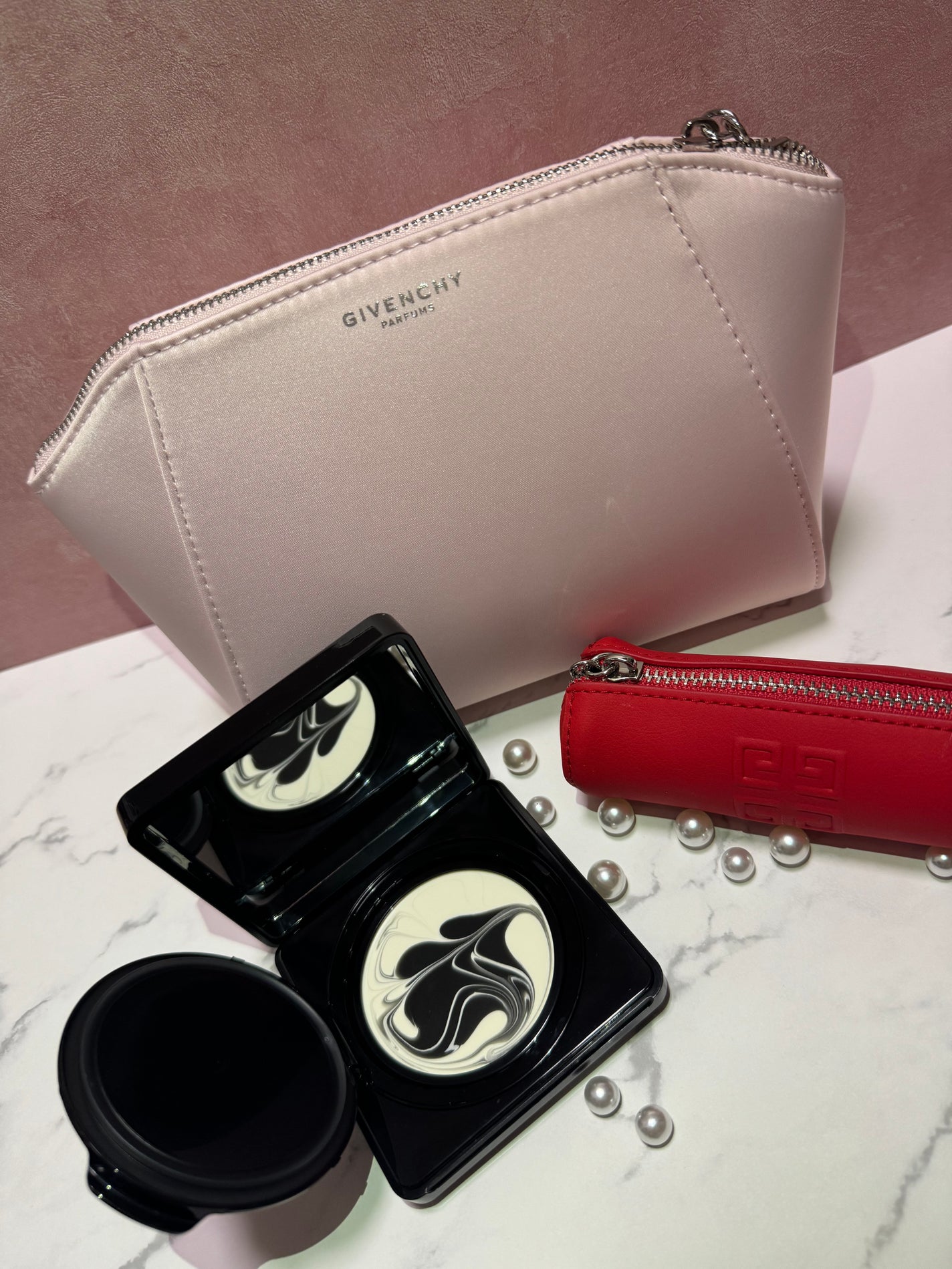 あいみー☆*:.。. oデパコス大好き o .。.:*☆ on LIPS 「✳︎ジバンシイ ソワンノワールUVコンパクト✳︎去年から愛用し..」(1枚目)