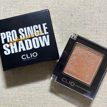 【CLIO】
プロ シングル シャドウ / G10パールフェクション

あの有名なG10です✨✨


1枚目はパッケージです。THEクリオです。
2枚目は手の甲に塗ったものです👍
(iPhone11カメ