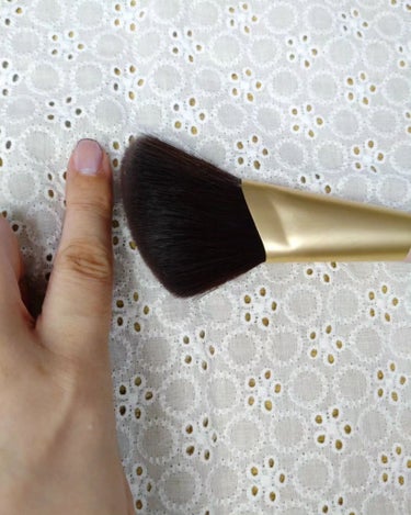 Ririmew フェイスラインブラシのクチコミ「Ririmew  リリミュウ

Face Line Brush

ブラシの斜めのカットが絶妙に.....」（2枚目）