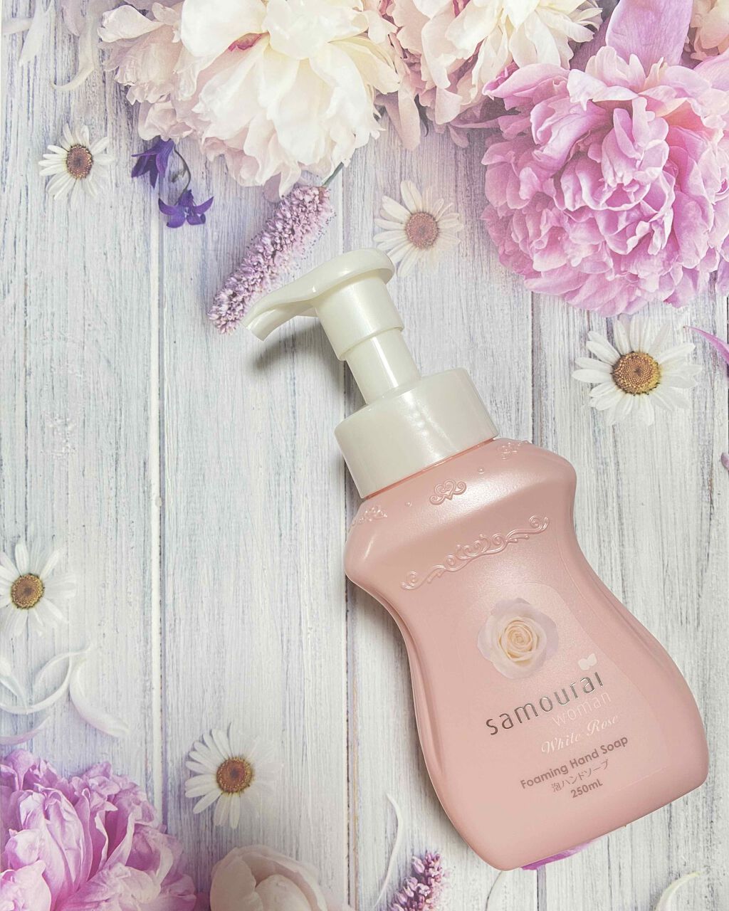 サムライウーマン ホワイトローズ 泡ハンドソープのクチコミ「パッケージも香りも素敵な
サムライウーマンホワイトローズ  ハンドソープ🧴🧼
清潔感.....」（1枚目）