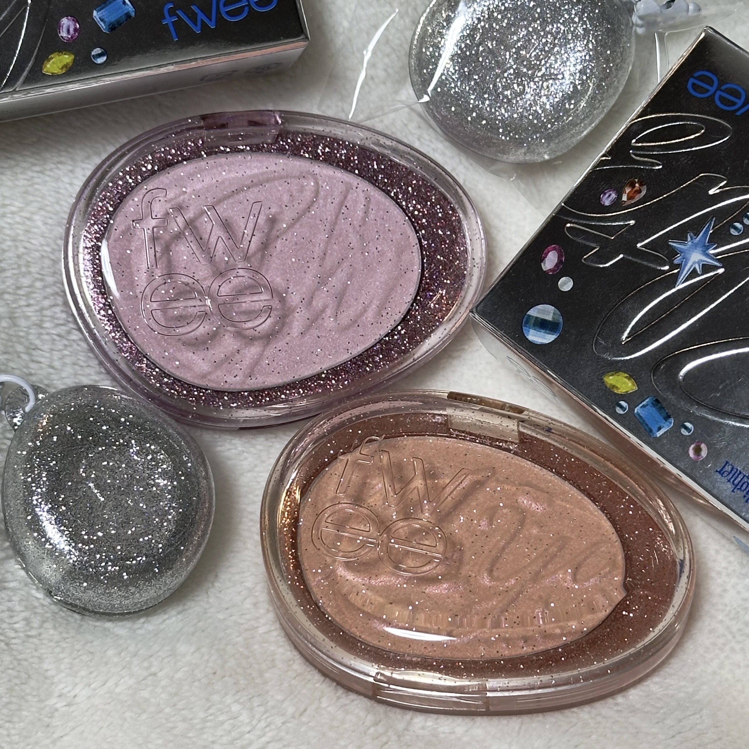 フィー グリッツストーンハイライター/fwee/パウダーハイライトを使ったクチコミ（2枚目）