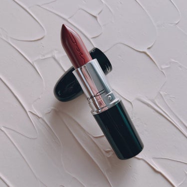 MACのラスターガラス リップスティック（ポッシュ ピット）💄
透明感のあるシアーな発色✨ほのかに甘い香りも心地よい🍬なめらかに馴染むし、色の調節もしやすい！
保湿力も高く、ベースを塗らずにこれだけでも