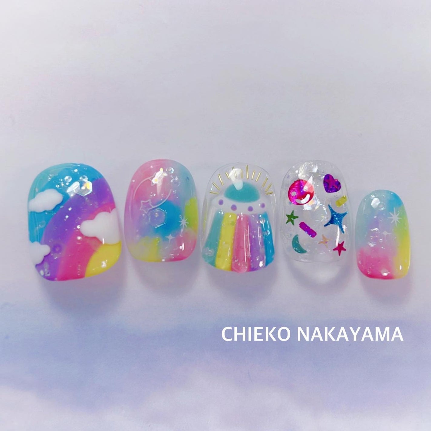 なかやまちえこ on LIPS 「☁️🛸☁️365日ネイル140日め⠀追記⠀ホログラムはかなり昔..」(1枚目)