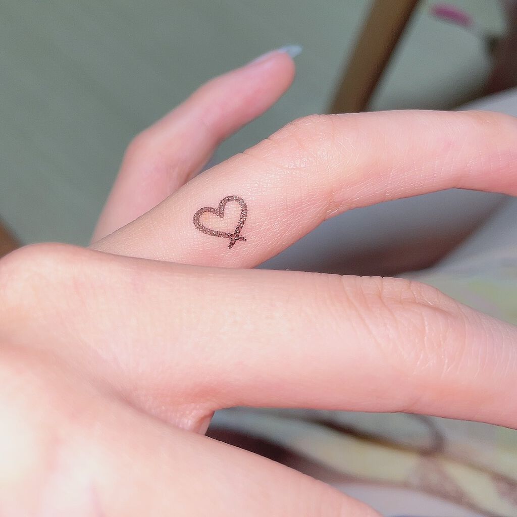 Riii on LIPS 「タトゥースタンプ⸜♡⸝すきなとこに押すだけ!簡単、おしゃれ..」(3枚目)