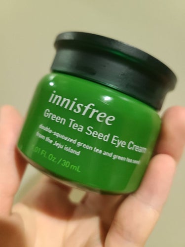 innisfreeのグリーンティー シード アイクリームを1ヵ月くらい使用したので、口コミです✨
⚠️二人で使用しているので、減り具合を参考にされる場合はご注意を！

🌱商品情報
1. 乾燥しやすい目元