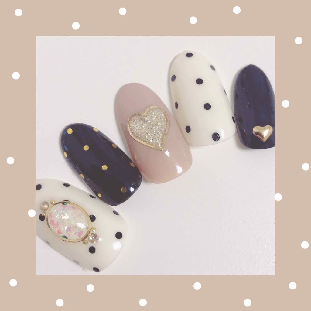 アートなしでレトロ可愛い(∩´∀`∩)💕

こんにちは！
今回はアートなしでできる可愛いネイルの紹介です✨

こちらはベージュ系でまとめているので、流行りのベージュ系コーデと相性が良いと思います💖

ドット模様は丸ホロを使いました！

