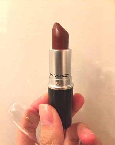 MAC リップスティック スタディッドキス

ボルドーって感じの色です💘
がっつり塗ったら暗めの赤って感じなんですけどポンポン塗りしたら2枚目のようにピンクっぽい感じにも出来ます。

めっちゃマットなの