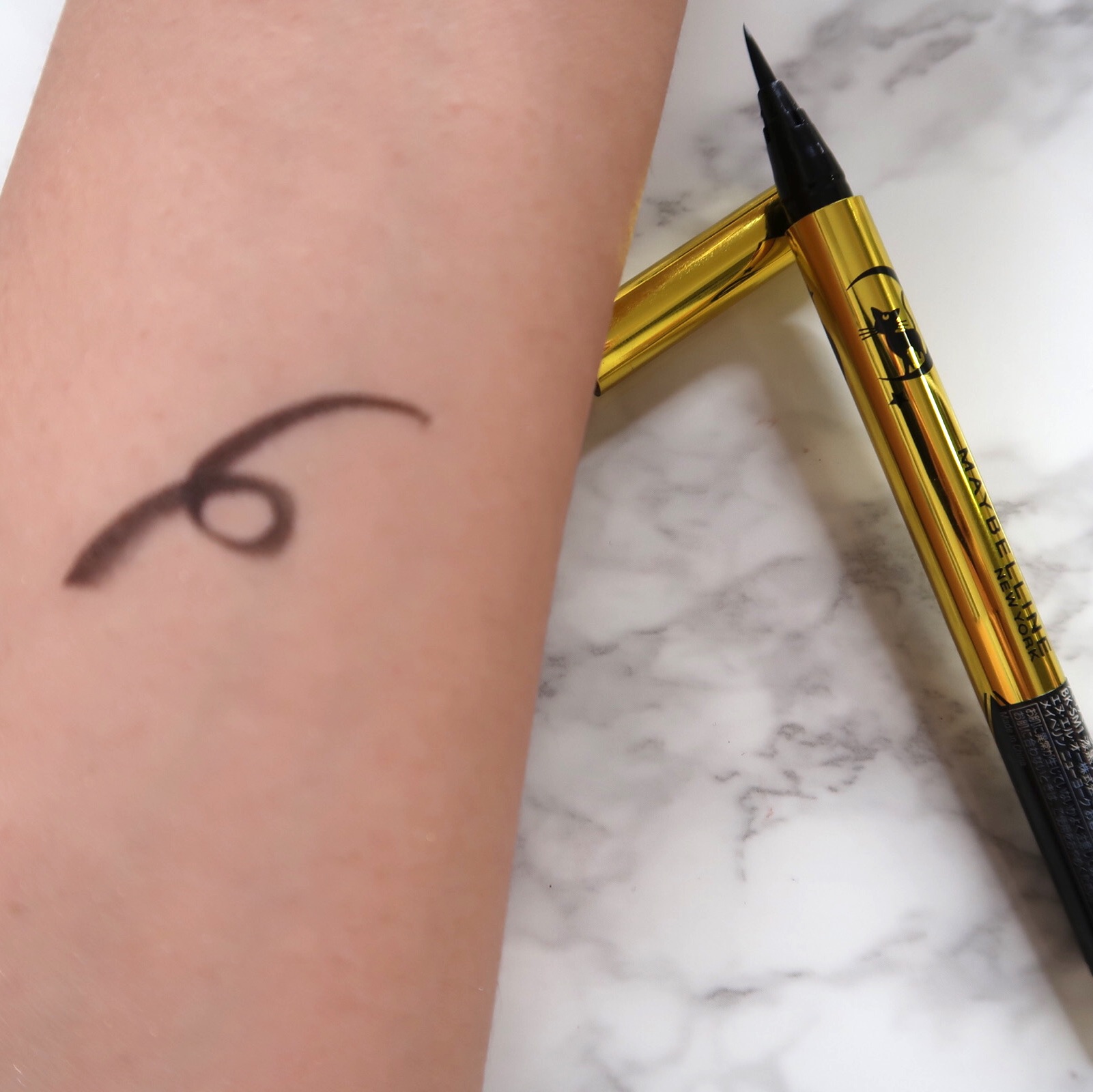 ハイパーシャープ ライナー R BK-SM1 ブラック（美少女戦士セーラームーン コレクション ）/MAYBELLINE NEW YORK/リキッドアイライナーを使ったクチコミ（3枚目）