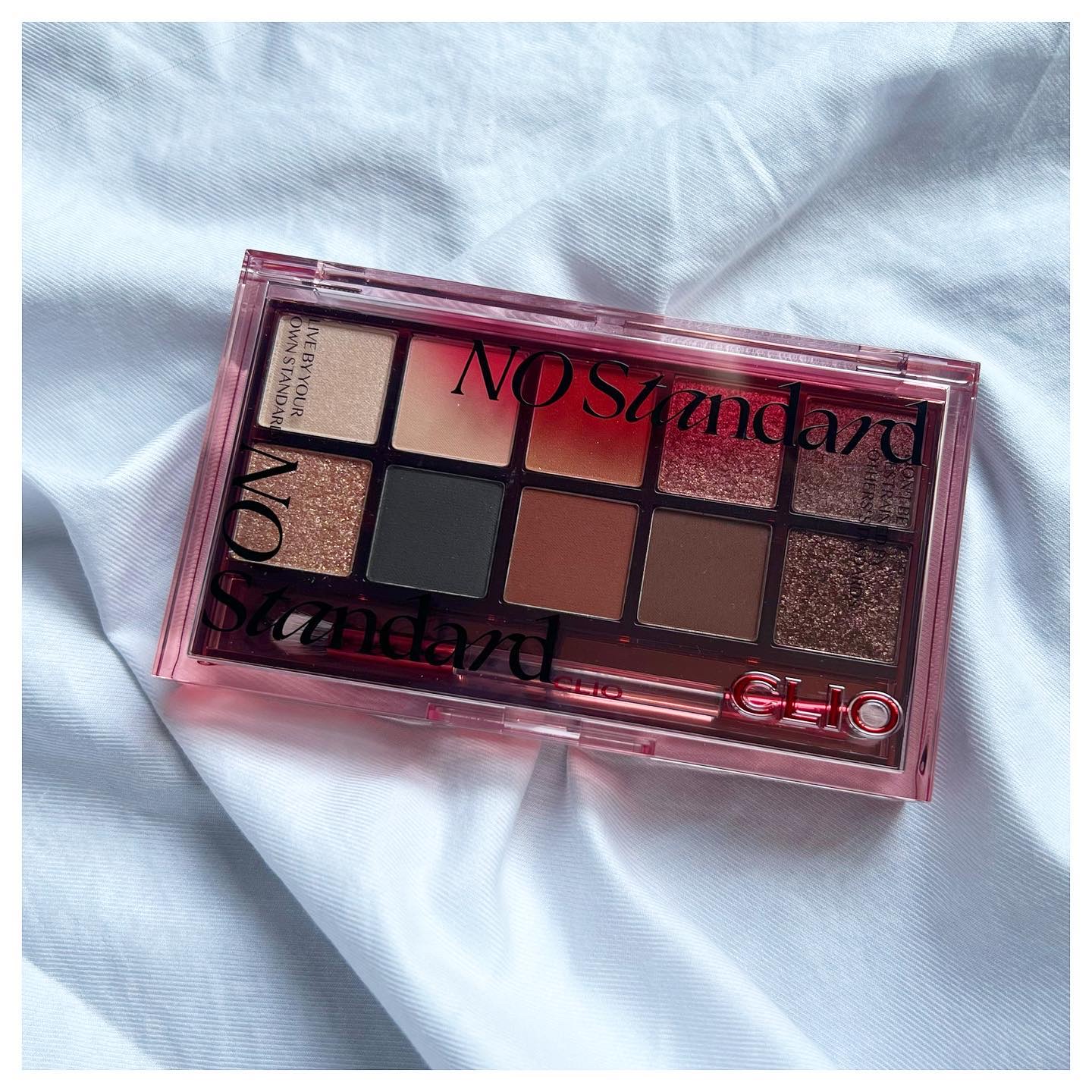 #CLIO
プロアイパレット
16  No Standard（ノースタンダード）
⁡
⁡
パケからしてカッコ良すぎる10色パレット🎨
⁡
マット/シマー/マットパール/グリッター
４種類のアイシャドウ
ベーシックなブラウンカラー🤎
⁡
