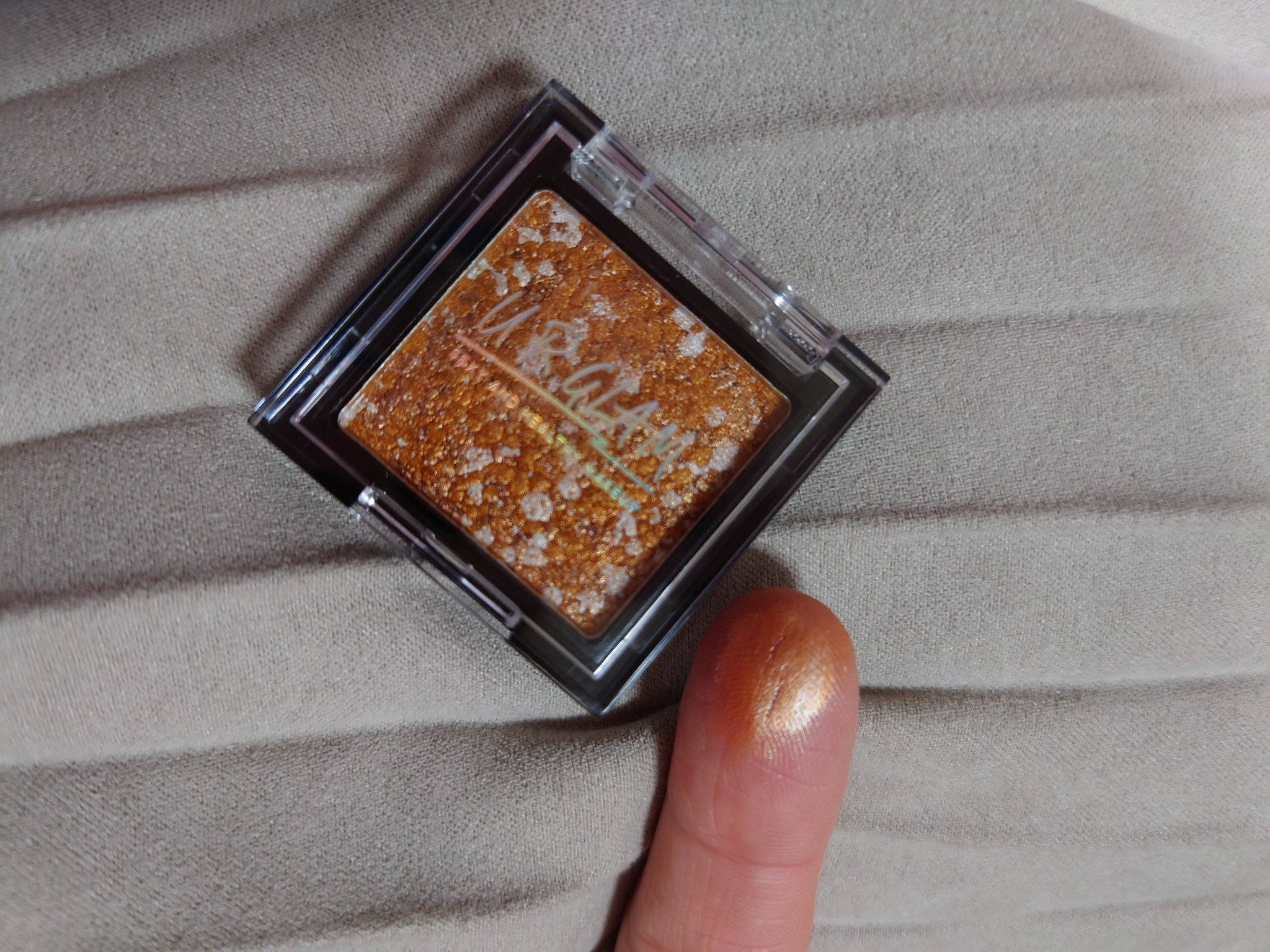 U R GLAM UR GLAM　MARBLE EYESHADOWのクチコミ「LDKで見事1位に輝いていたのでめちゃめちゃ気になり、ダイソーをはしごして手に入れました。
う.....」（2枚目）