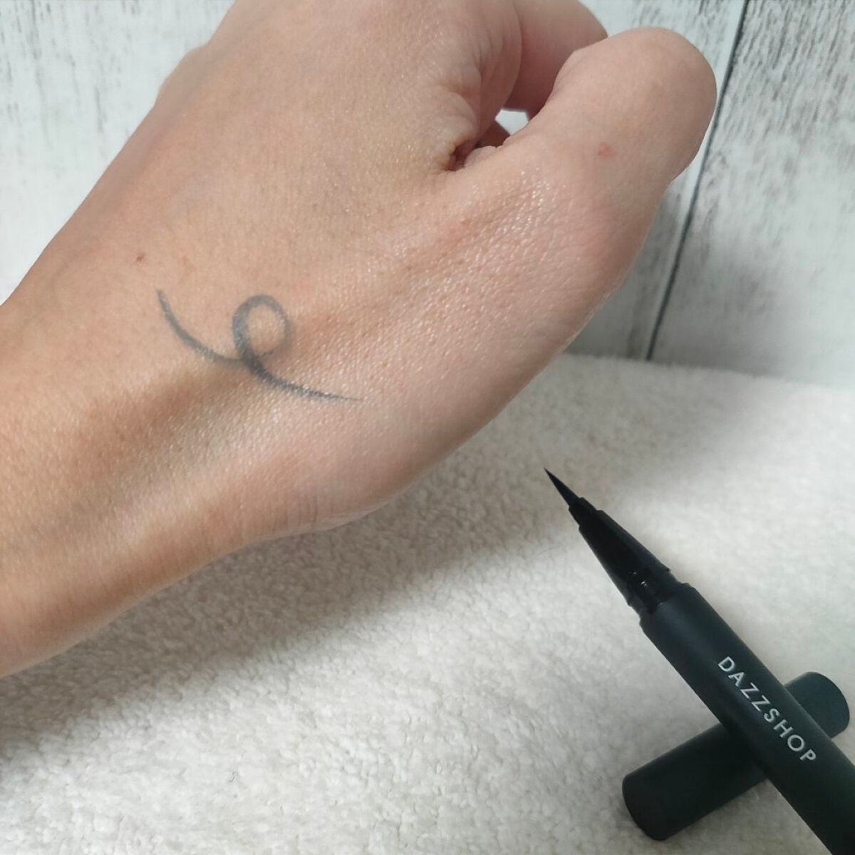 マルチプルーフラスティングリキッドアイライナー/DAZZSHOP/リキッドアイライナーを使ったクチコミ(4枚目)