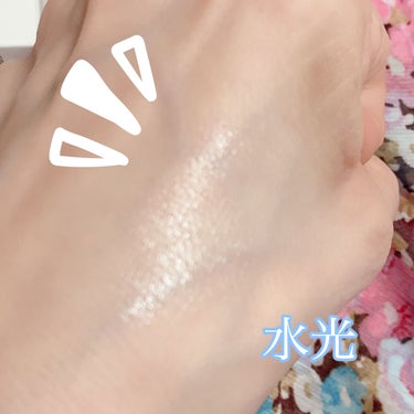 TIRTIR
ティルティル
マイグロウハイライター
アンプル

水光ハイライトが万能すぎ✨💕

TIRTIR
MY GLOW AMPOULE HIGHLIGHTER



ハイライトは基本パウダータイプのものを選びがちで、スティックタイプのグロウハイライターってなんとなくよれる気がして……

グロウタイプなので確かにペタッと感がありますが、下にあるベースメイクがヨレる感じがしなかったのは驚きです。

ラメ感でつやっとさせるものを今まで使っていたのでこのラメなしの水光感溢れるハイライトは透明感が段違いです🤗
指でとってポンポンとつけていくのが個人的には好きです♡


今日までQoo10で韓国コスメブランド公式ショップでセールしてますよね！ストックあるけどTIRTIRのクッションファンデのセット迷ってる💦色々買ってしまったけど魅力的ナモの多すぎ、安すぎ‼️


#ティルティル #マイグロウハイライター #アンプル #韓国コスメ 
#スティックハイライト #水光 #ツヤ肌  #ウルツヤ肌の基本  #MyBestCosme の画像 その2