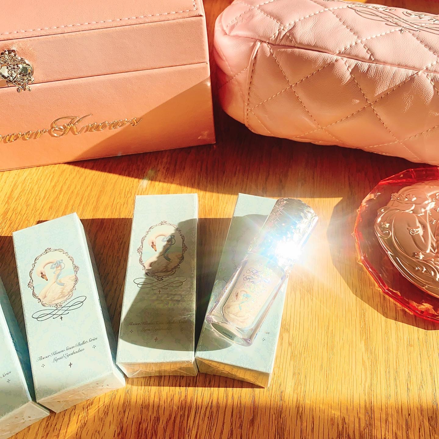 フラワーノーズ スワンバレエシリーズ リキッドアイシャドウ/FlowerKnows/リキッドアイシャドウを使ったクチコミ（3枚目）