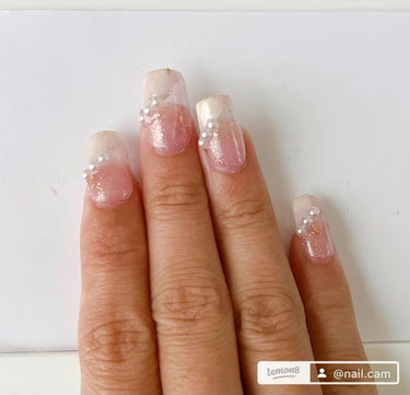 nail_c_tip フォロバ on LIPS 「プチプラブライダルネイル💅シンプルでも可愛い普段使いにもできま..」（2枚目）