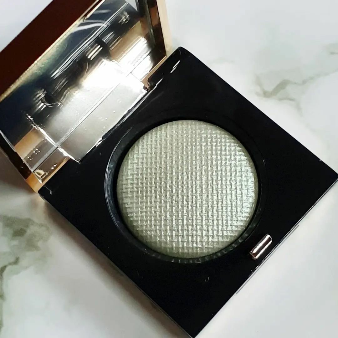 リュクスアイシャドウ L30 コスミック(リッチ スパークル)/BOBBI BROWN/単色アイシャドウを使ったクチコミ（3枚目）