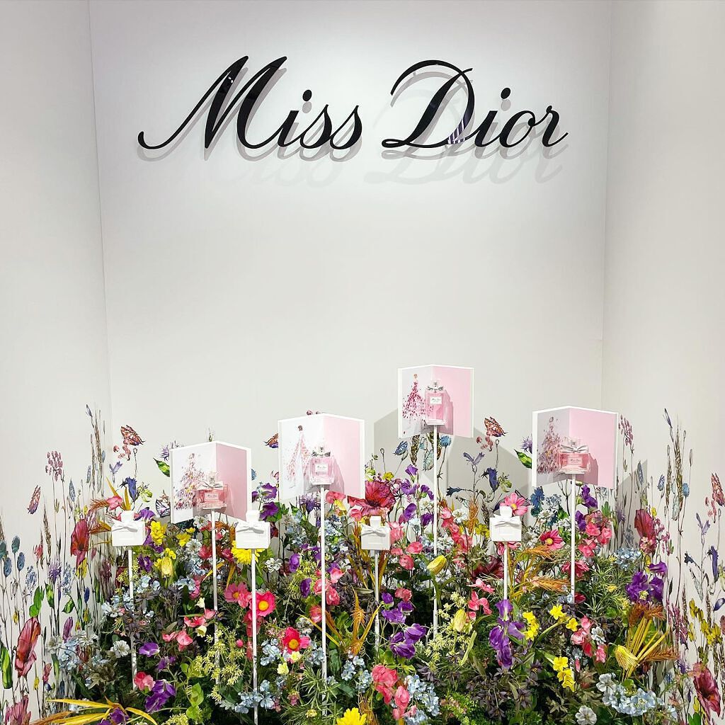 momo on LIPS 「先日、ミスディオールアートイベントに行ってきました。素敵な作品..」(8枚目)