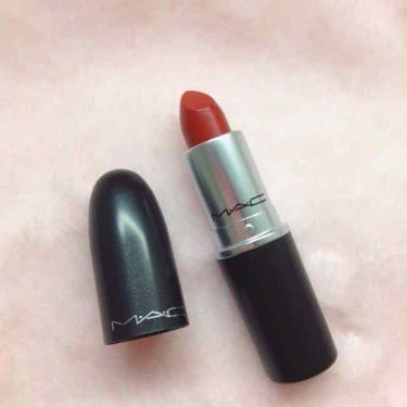 MAC リップスティック チリ💄


大人気のMACの赤リップをレビューします

お色はチリというオレンジが入った暗い赤です。
実際塗ってみると深みのある赤オレンジ色に発色してくれます。


匂いが甘く