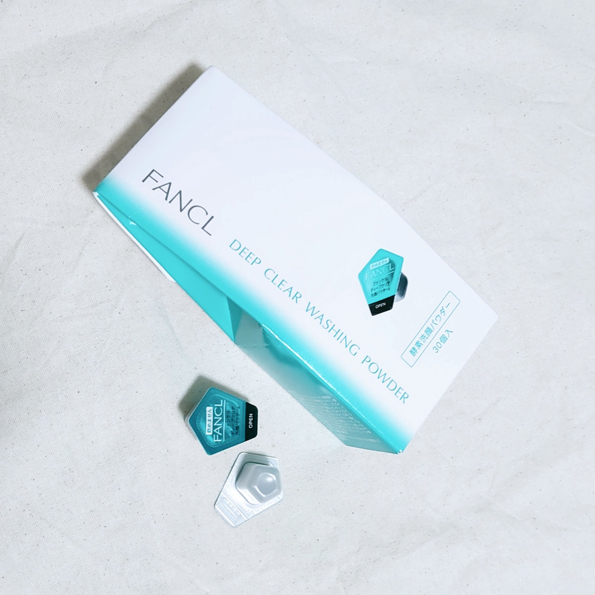 ファンケル
ディープクリア洗顔パウダー

かなりオススメの酵素洗顔パウダーです！
開封してびっくりしたのが、パウダーの細かさ！
洗顔ネット使わなくても手だけで泡モッコモコになる(笑)
沢山の泡ができるので首まで洗えます！
洗い上がりはさっぱ