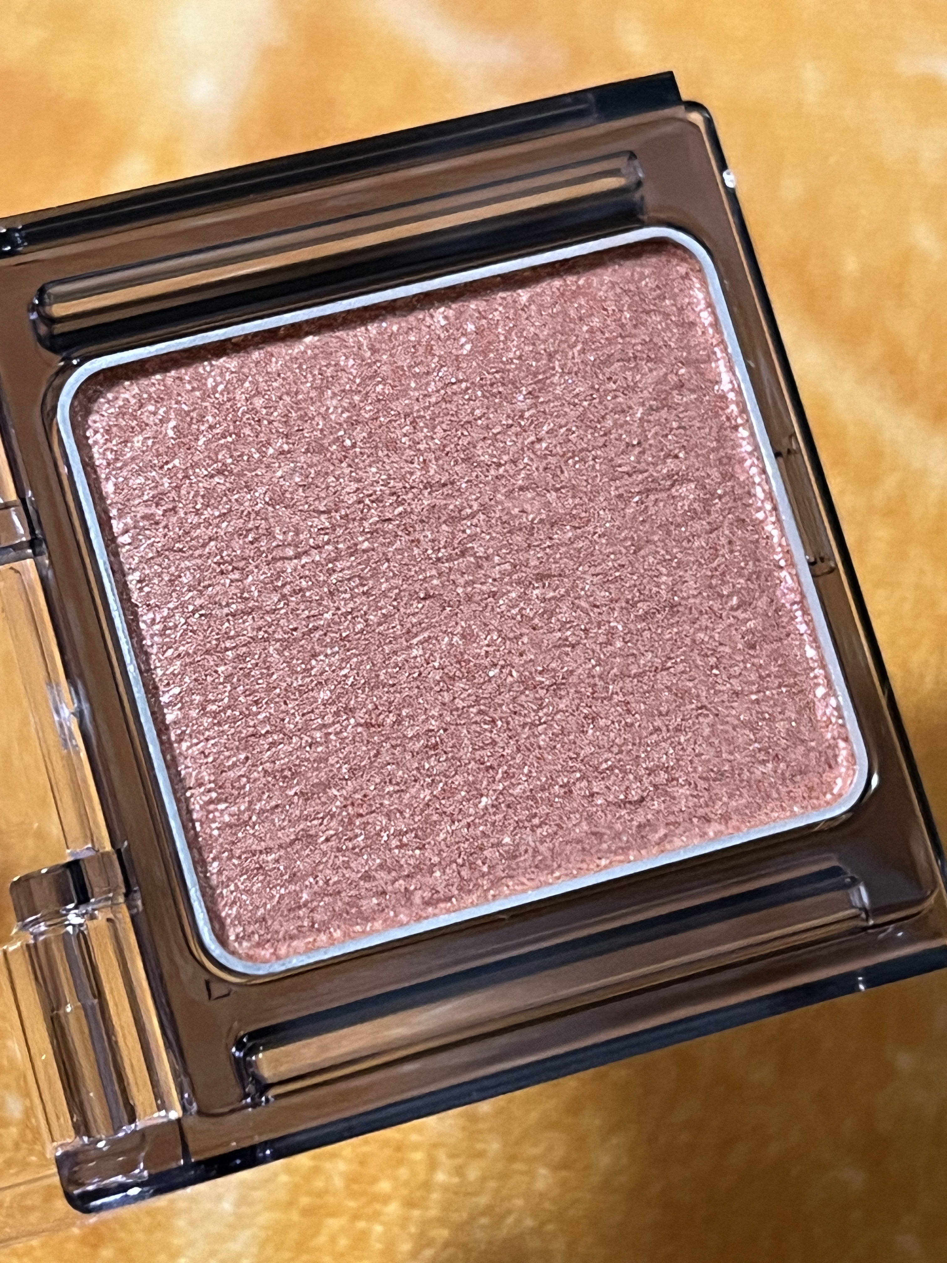  シアー グリッターアイズ 03 ダズリングガール(DAZZLING GIRL)/KiSS/単色アイシャドウを使ったクチコミ（2枚目）