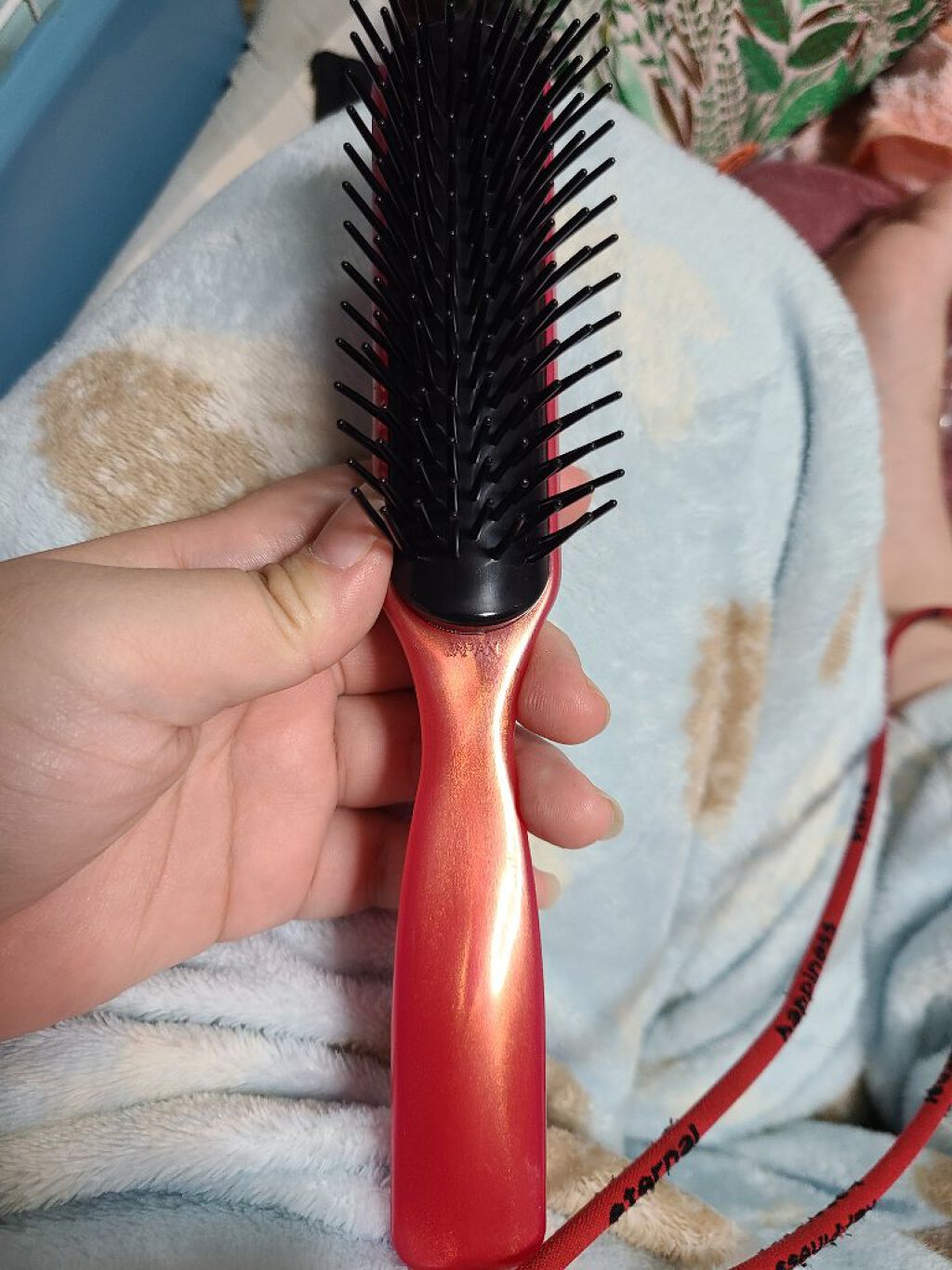 DAISO 椿ブラシのクチコミ「🌸椿ブラシ🌸

こんばんわ〜雪が降ってきましたね☃

雪が降っても髪には気を使える！そんな女で.....」（2枚目）