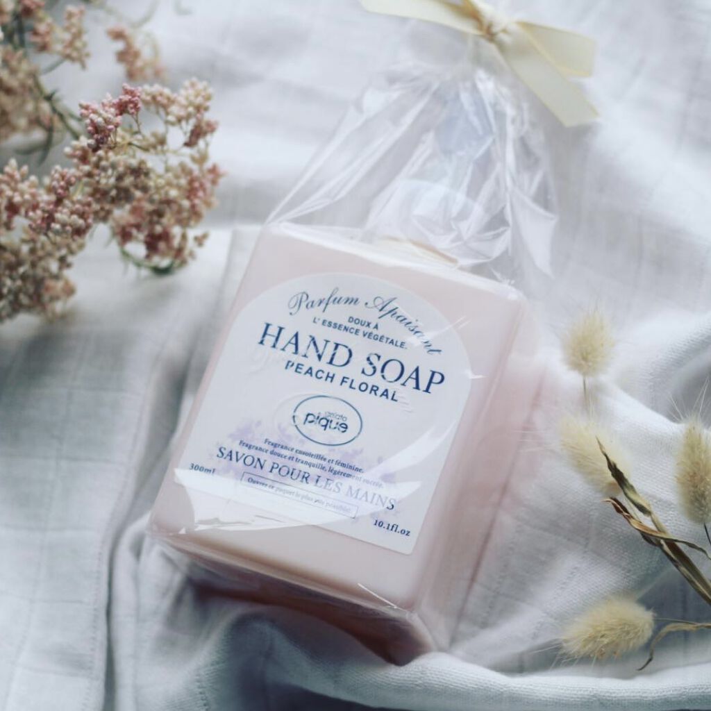 ジェラートピケのハンドソープ

いただき物ですが、
とても匂いがよく手を洗う度に
癒されます。

ヤシ油脂肪酸由来の洗浄成分を使用し
抗炎症、抗酸化作用のある数種類の
植物エキスを配合。
ピーチフローラルのほのかな
甘い香り。

パッケージ