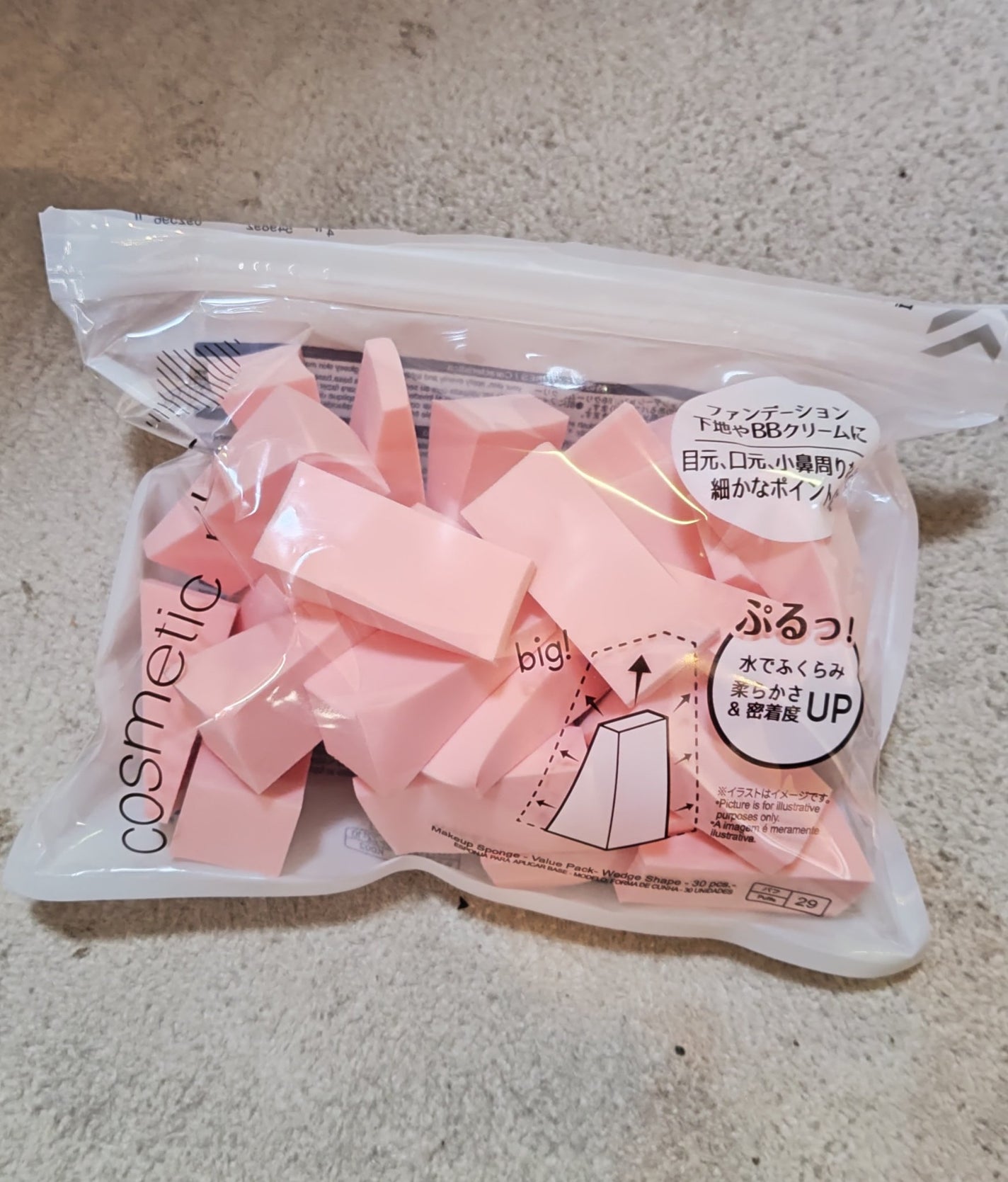 メイクアップスポンジ(バリューパック ウェッジ型 30個)/DAISO/パフ・スポンジを使ったクチコミ(1枚目)