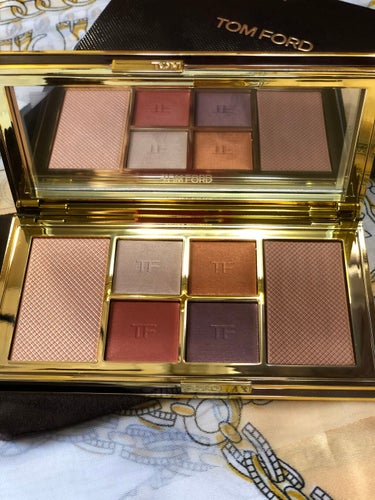 TOM FORD BEAUTYから梅田阪急限定のシェイド アンド イルミネイト フェース アンド アイ パレット　レッドハーネスが今日届きました✨

今回はオンラインで購入しましたが、店舗ではお昼ぐらい