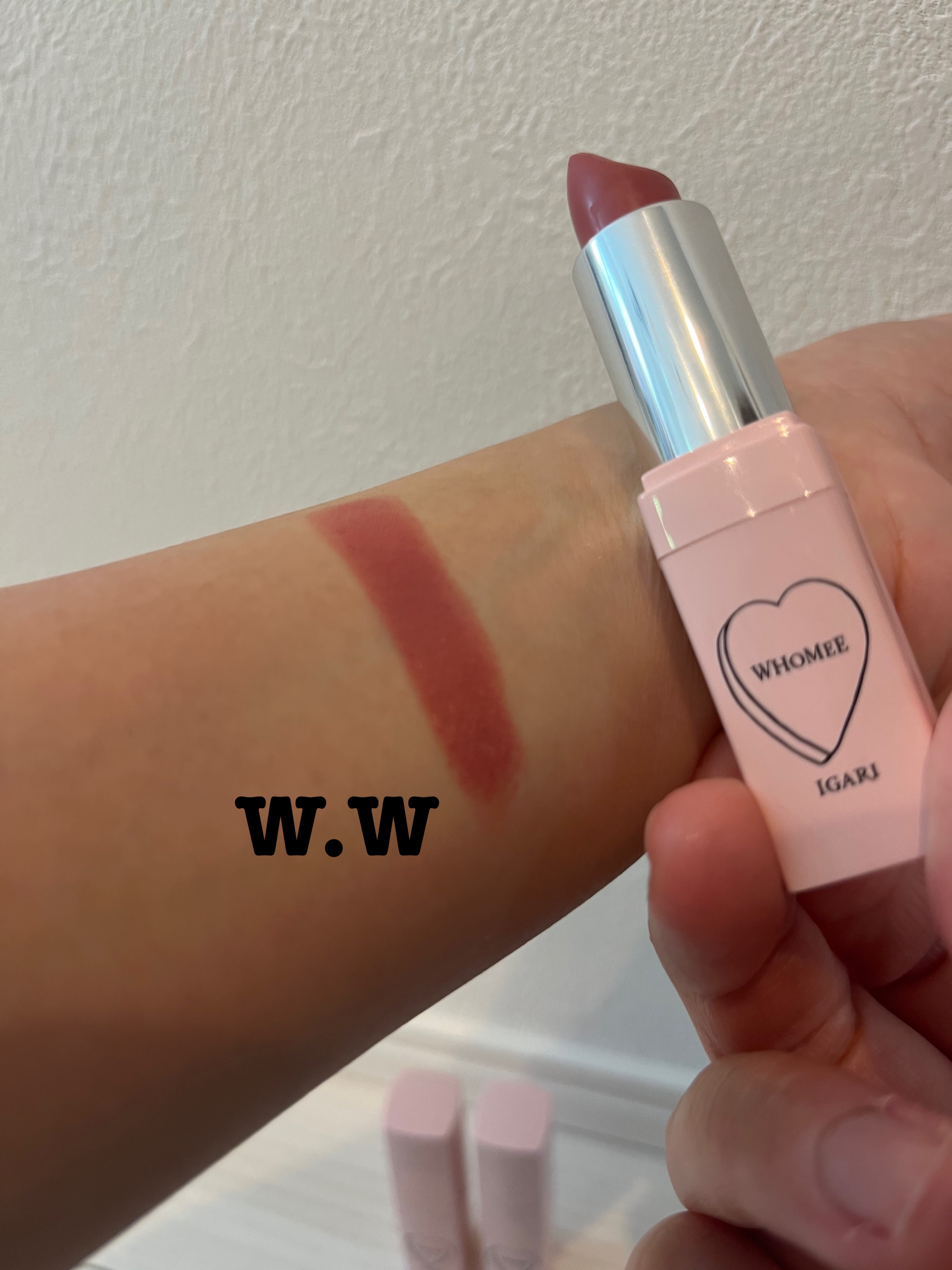 WHOMEE フーミー リップスティックのクチコミ「⚪️Whomee リップスティック

💟seek‥レッド❤️発色良くド定番の赤🟥昔はベタ塗りが.....」（3枚目）