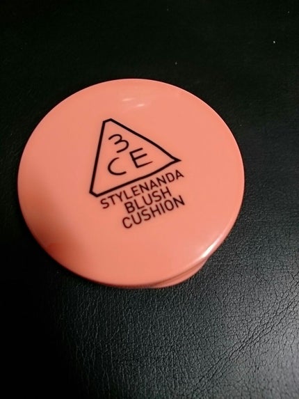 3CE 3CE BLUSH CUSHIONのクチコミ「こちらの商品は3CEのBLUSH CUSHIONです!
カラーはCORALです!
実際に塗っ.....」(1枚目)