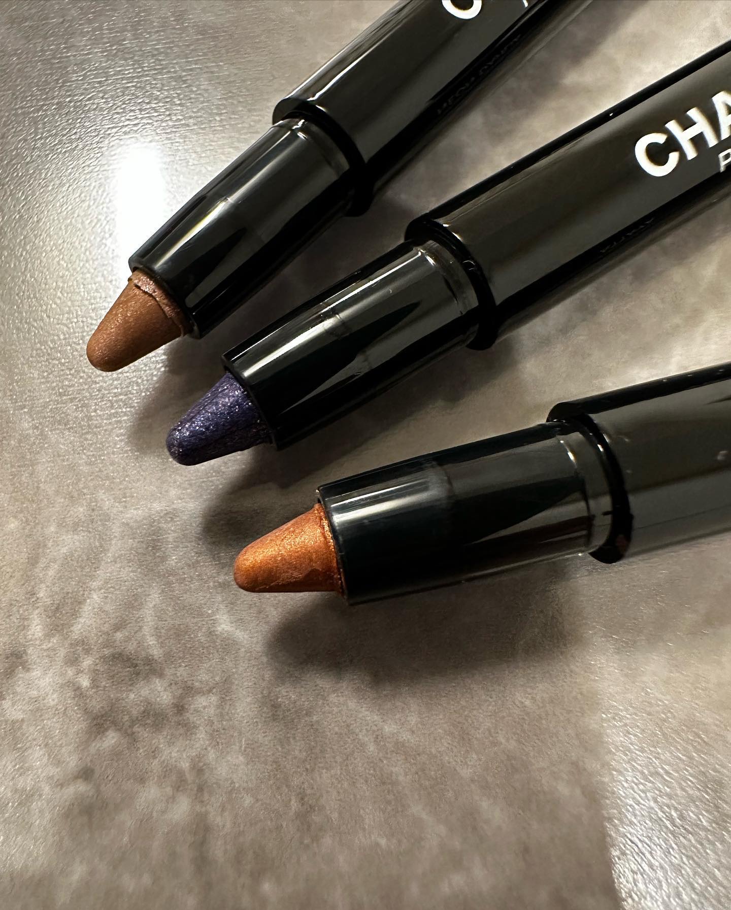 スティロ オンブル エ コントゥール 46 ネオン ダリア/CHANEL/スティックアイシャドウを使ったクチコミ（2枚目）