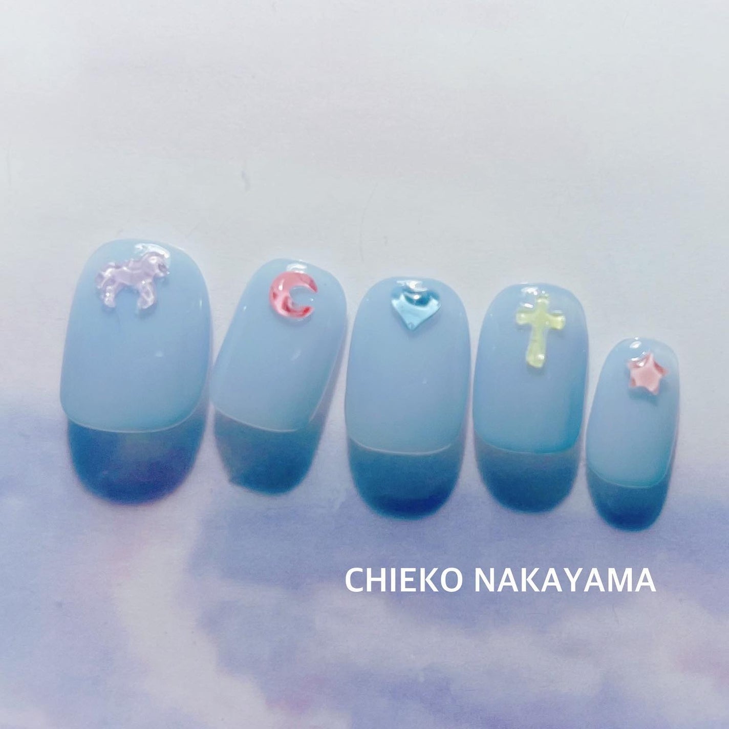 なかやまちえこ on LIPS 「チャーミングシールネイル💅⠀⠀お気に入りデザインなので青バージ..」(1枚目)