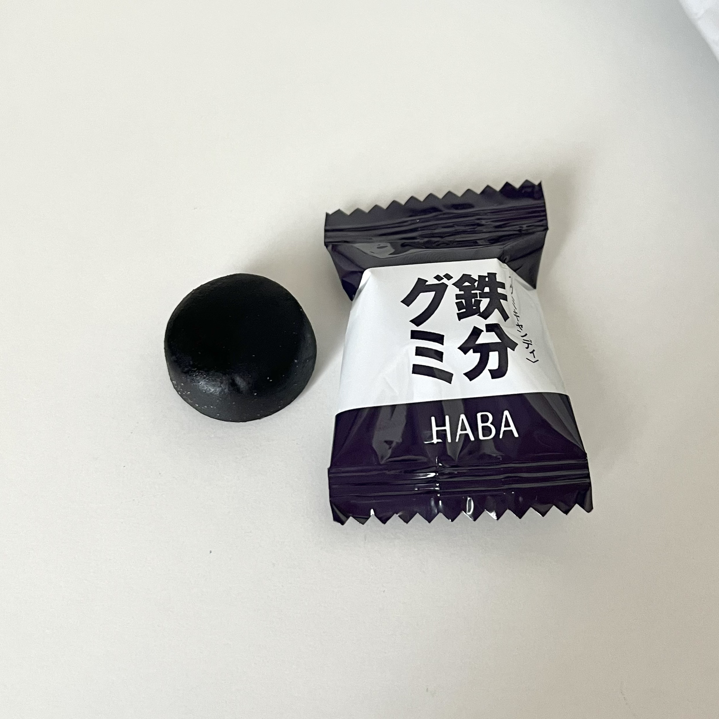 HABA 鉄分グミのクチコミ「HABA　鉄分グミ

ヘム鉄を1粒中に約0.9mg配合、グレープ味のグミ。
ビタミンCや鉄分の.....」（3枚目）