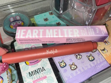 Kajaのハートがかわいいリップ🥺💕

ハニーバンというカラー✨💄

リップの下側にあるボタンをカチカチ押すと
リップが少しずつ出てくる仕組み。

最初は不良品か？wと思うほど押しても出ずw
何度も押し