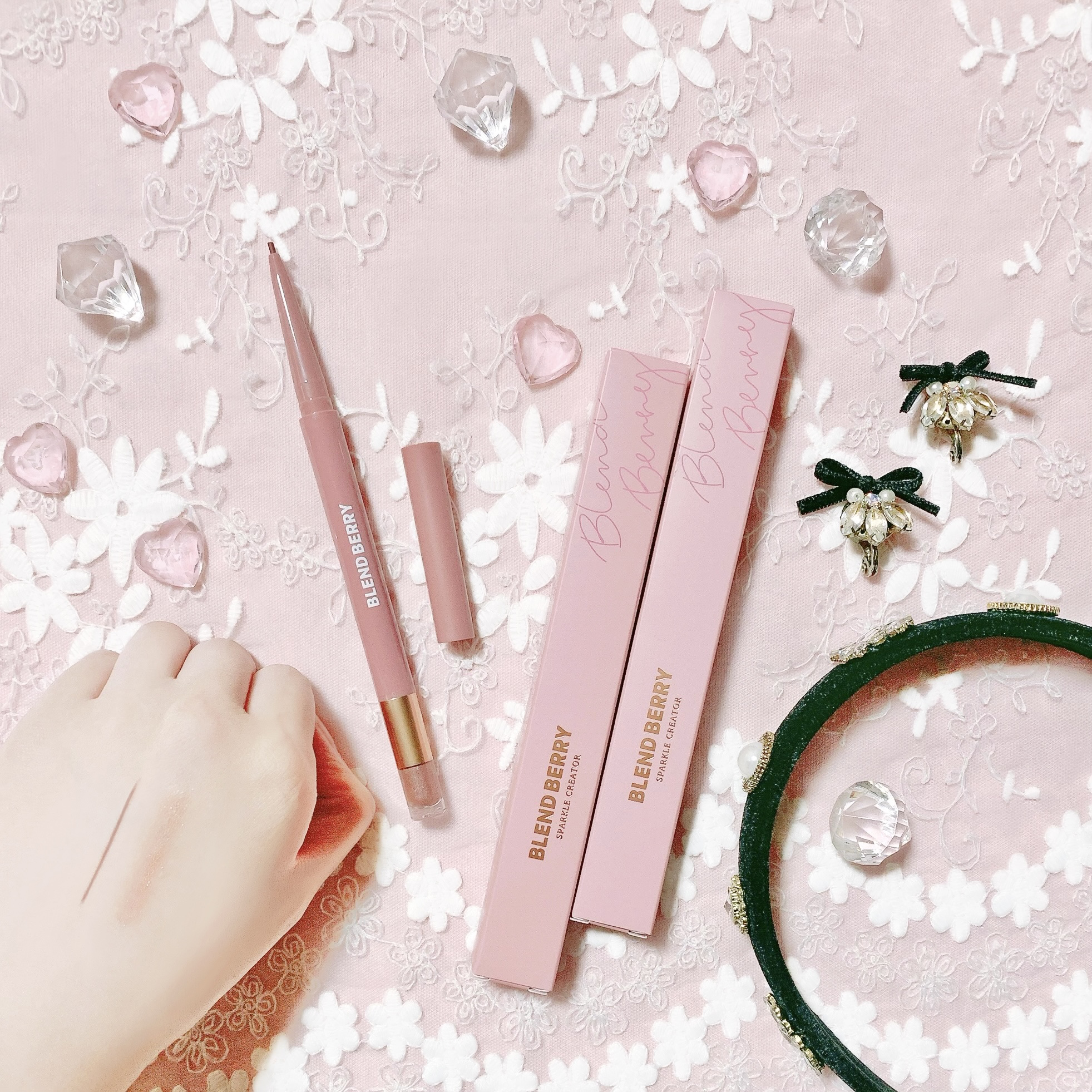  blendberry💝
ブレンドベリー スパークルクリエイター
003 バーガンディ&ベリーソーダ
*
⑅
やわらかい印象をつくるジェルライナーと
キラキラのアイカラーが一本になったダブルエンドタイプのカラーアイライナー🌸
単体使いや