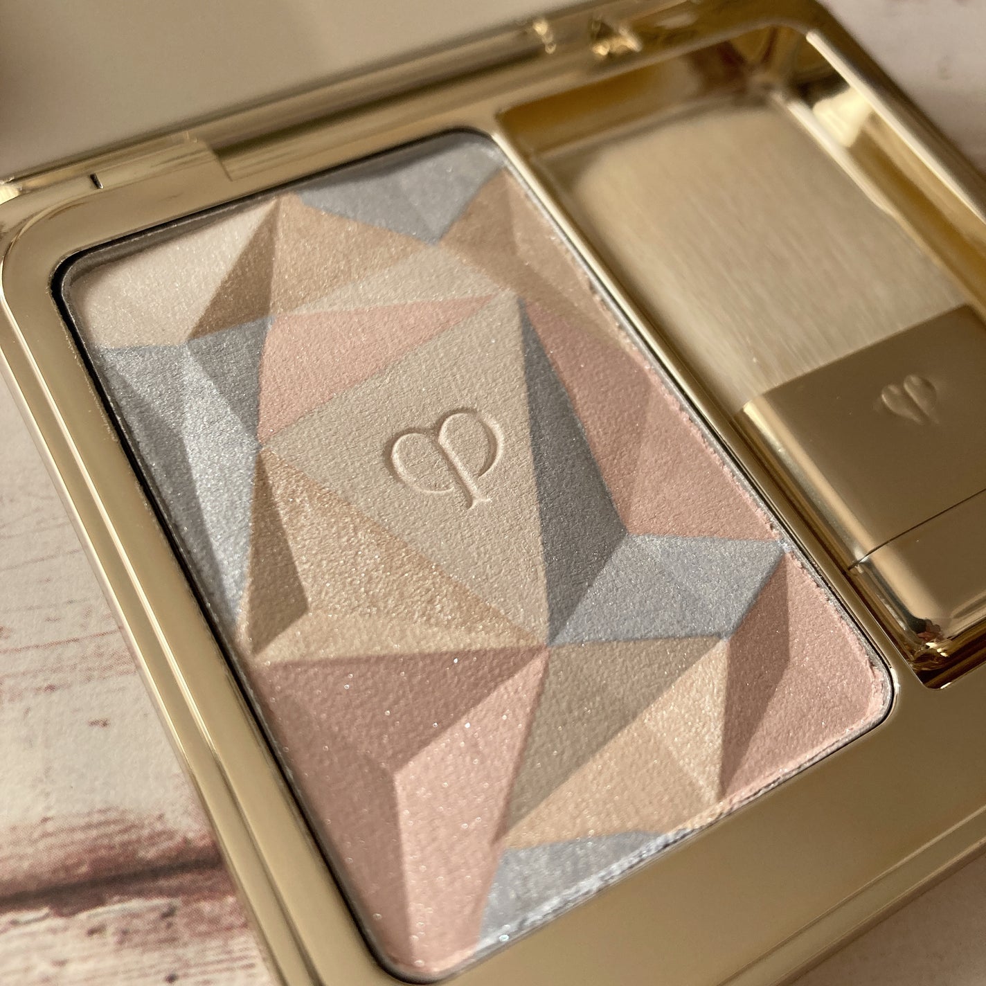 ル・レオスールデクラ /クレ・ド・ポー ボーテ/パウダーハイライトを使ったクチコミ(2枚目)