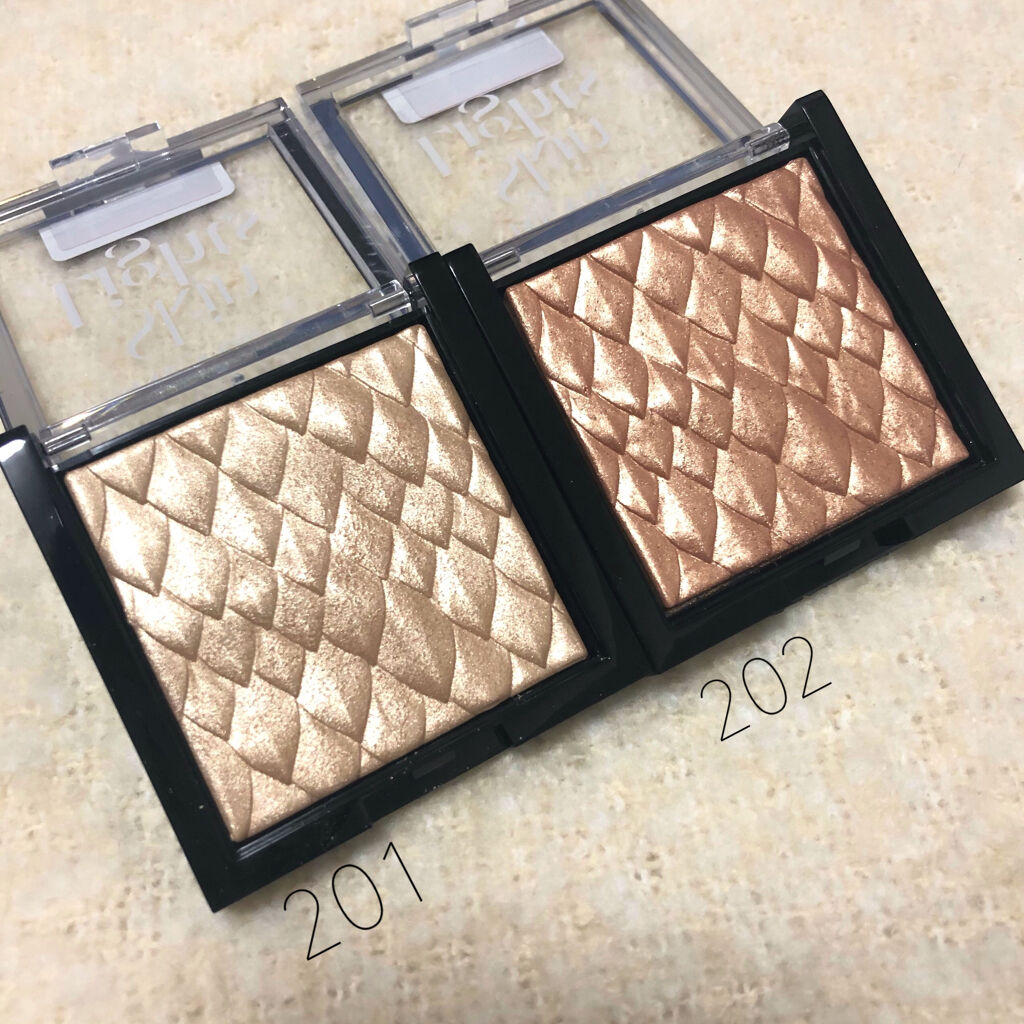 スキンライト プリズマティック ハイライター/REVLON/プレストパウダーを使ったクチコミ（2枚目）