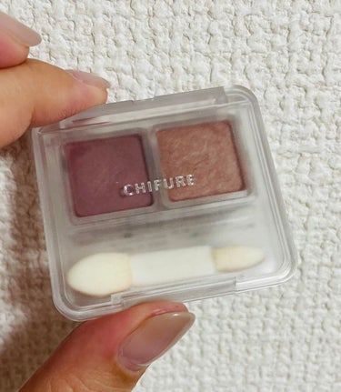 #コスメ購入品
@chifureofficial ツインカラーアイシャドウ75
バズってるちふれのアイシャドウ🙆‍♀️550円でこの発色と密着感なら大満足！私はお仕事メイクで使ってますー。
ちなみに、こちらも@ainztulpe で購入💁‍♀️❤️
#コスメ垢 #ちふれ #CHIFURE #アイシャドウ #使用感レポの画像 その1