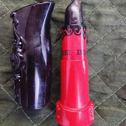 ANNA SUI リップ ルージュ Vのクチコミ「真っ黒リップです
なにに使うんだ🤔ってかんじですが、
ふつうの口紅を塗ったあとに
この黒リッ.....」(2枚目)