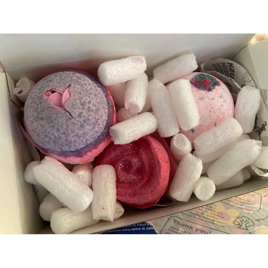 ラッシュ エクイティ(バスボム)のクチコミ「ラッシュ 桜日記

まず見た目がめっっちゃかわいい！！！

溶かすと思ったより匂いはしない
鼻.....」（1枚目）