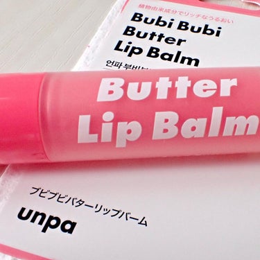 unpa
Bubi Bubi Butter Lip Balm❤︎

⁡現在わたしが歯磨き粉でもお世話になっている、
韓国の美容マニアの意見を元にコスメの開発に
取り組むブランド「unpa」。
⁡
今回は人気のリップケアライン「Bubi Bubi」より、
リップバームを頂いたのでご紹介します♪
⁡
⁡
こちらのアイテムは、シアバターの1.5倍の
保湿力を持つクプアスシードバターが配合されており、
とろける使い心地が特徴です。

スティックタイプで手軽に使うことができ、
唇の角質&保湿ケアがこれ一本でできちゃうので
持ち運びにも最適🙆‍♀️
⁡
低分子ヒアルロン酸で唇にうるおいを与え、
ナチュラルオイルがコーティング膜を形成する
「デュアル保湿ケアシステム」を採用しているので、
軽やかな使い心地と十分な保湿力を実現🙌
⁡
無香料、無着色なので場所を選ばず使うことができ、
また硬めのバームが体温でじんわりとろけて滑らかな
使い心地になるところもとっても嬉しい😍

口紅やティントの上に重ねづけても大丈夫なので
ティントで荒れがちな唇をケアするのにも最適で、
本当に使い勝手の良いリップバームです😊🌷

自分に合ったリップケアを探している方は、ぜひ
一度試してみてください💖

こちらは韓国情報サイトMORE ME 様より
提供いただきました、
素敵な商品をありがとうございました🌱
 #ガチレビュー の画像 その1