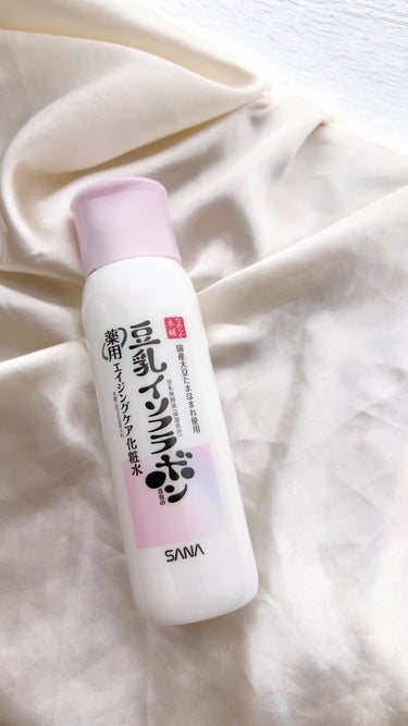 なめらか本舗
薬用リンクル化粧水 ホワイト〈医薬部外品 〉
　　　200ml      　　　　　　　　　　　1,210円(税込)


《ナイアシンアミド、ピュアレチノール※1を配合した薬用しわ改善＆シミ対策*化粧水》


✔ 有効成分ナイアシンアミドでしわ改善＆シミ対策*
✔ ピュアレチノール※1 ×豆乳発酵液※1で弾力感のある柔らかなお肌へ

* メラニンの生成を抑え、シミ・そばかすを防ぐ　
※1 保湿成分


なめらか本舗の「エイジングケアライン」オリジナルの豆乳発酵液(保湿成分)は、国内で栽培された大豆「たまほまれ」をまるごと使用して作られているのだそう

飲んでも塗っても嬉しいイソフラボンが、この豆乳発酵液(保湿成分)に含まれています


化粧水は乳白色のとろみある軽めの乳液のようなテクスチャー

美容液のような濃厚さだけど、重たくなくスーッとのびます

私は手のひらにのせてハンドプレスで顔から首、デコルテまでなじませています

みずみずしいけれど、しっとりとした使い心地

手に取りやすい価格なのに量もたっぷり200ml入っているので、ケチケチせずたっぷり使えるところも魅力的

またシリーズ使いなら3ステップでお手入れが完了できちゃう

顔だけでなく、首やデコルテ、夏は露出が多くなるので腕にも使っています



#なめらか本舗 
#薬用リンクル化粧水ホワイト
#豆乳イソフラボン 
#化粧水
#シワ改善 
#シミ対策 
#エイジングケア 
#スキンケア 


の画像 その1