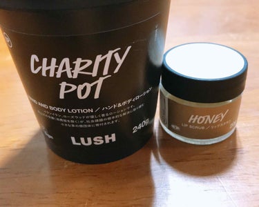 LUSH Charitypot ハンド＆ボディーローション
職場の方に誕プレで頂いて、初めて貰ったのが去年でほんと保湿剤とか化粧品とかに興味なく
常に乾燥肌、常に引っ掻いてる感じやって、それ見ててプレゼ