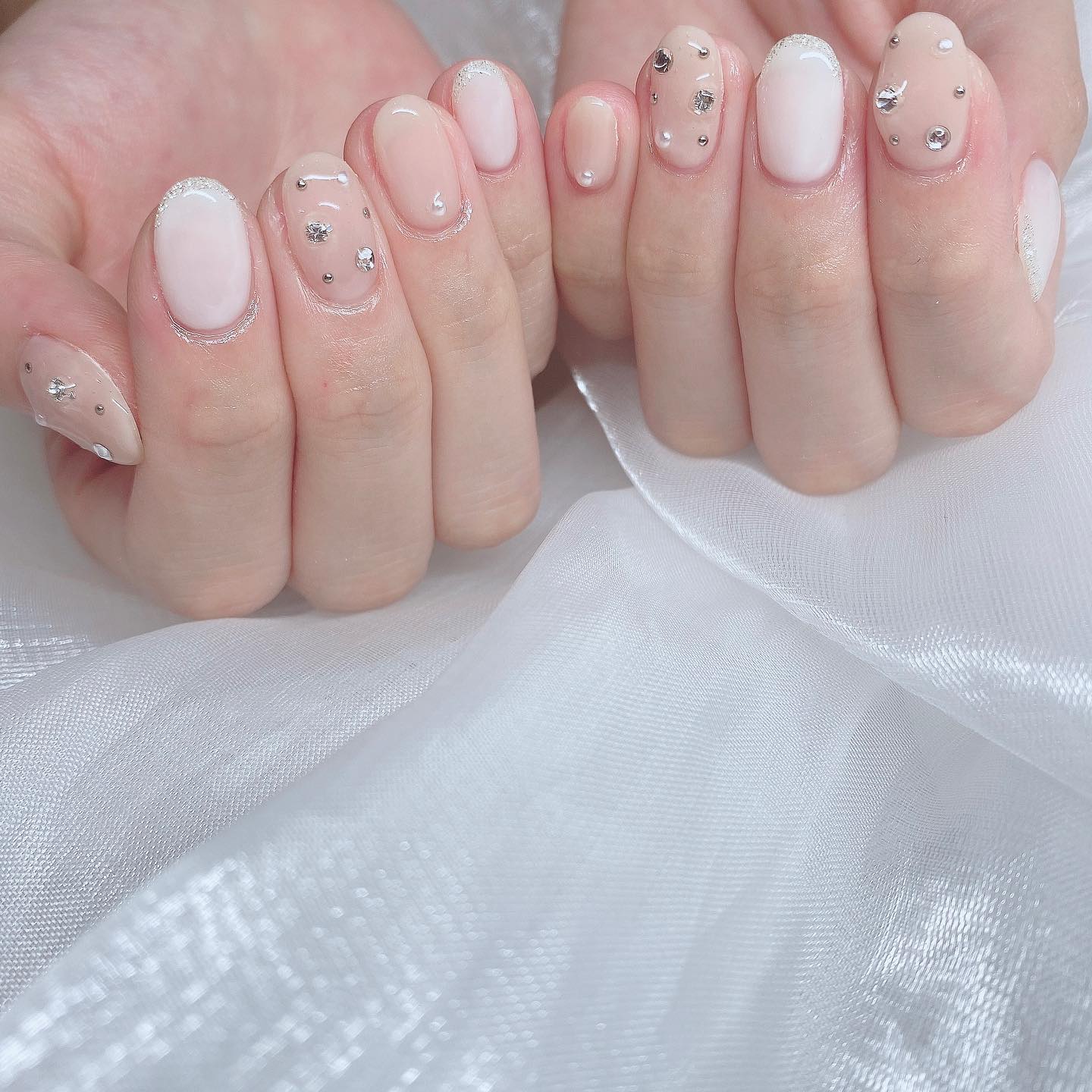 #韓国ネイル,#きらきらネイル,#ヌーディーネイル,#ナチュラルネイル,#オフィスネイル,#ストーンネイル,#ベージュネイル,#お呼ばれネイル,#ちゅるんネイル,#ワンホンネイルのネイルデザイン