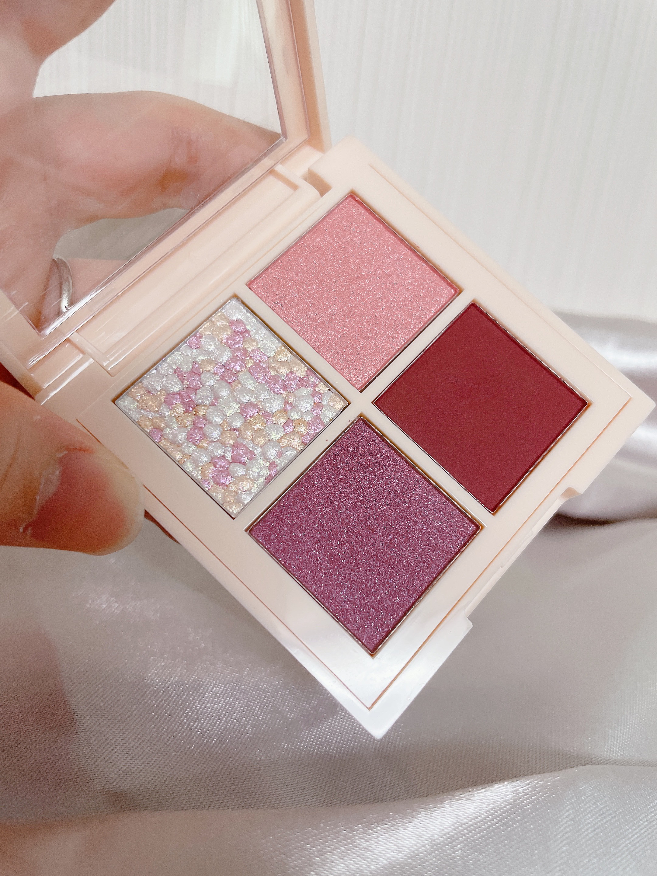 レブロン ダズル アイシャドウ クアッド 003 ヴィンテージ ローズ/REVLON/アイシャドウパレットを使ったクチコミ（2枚目）