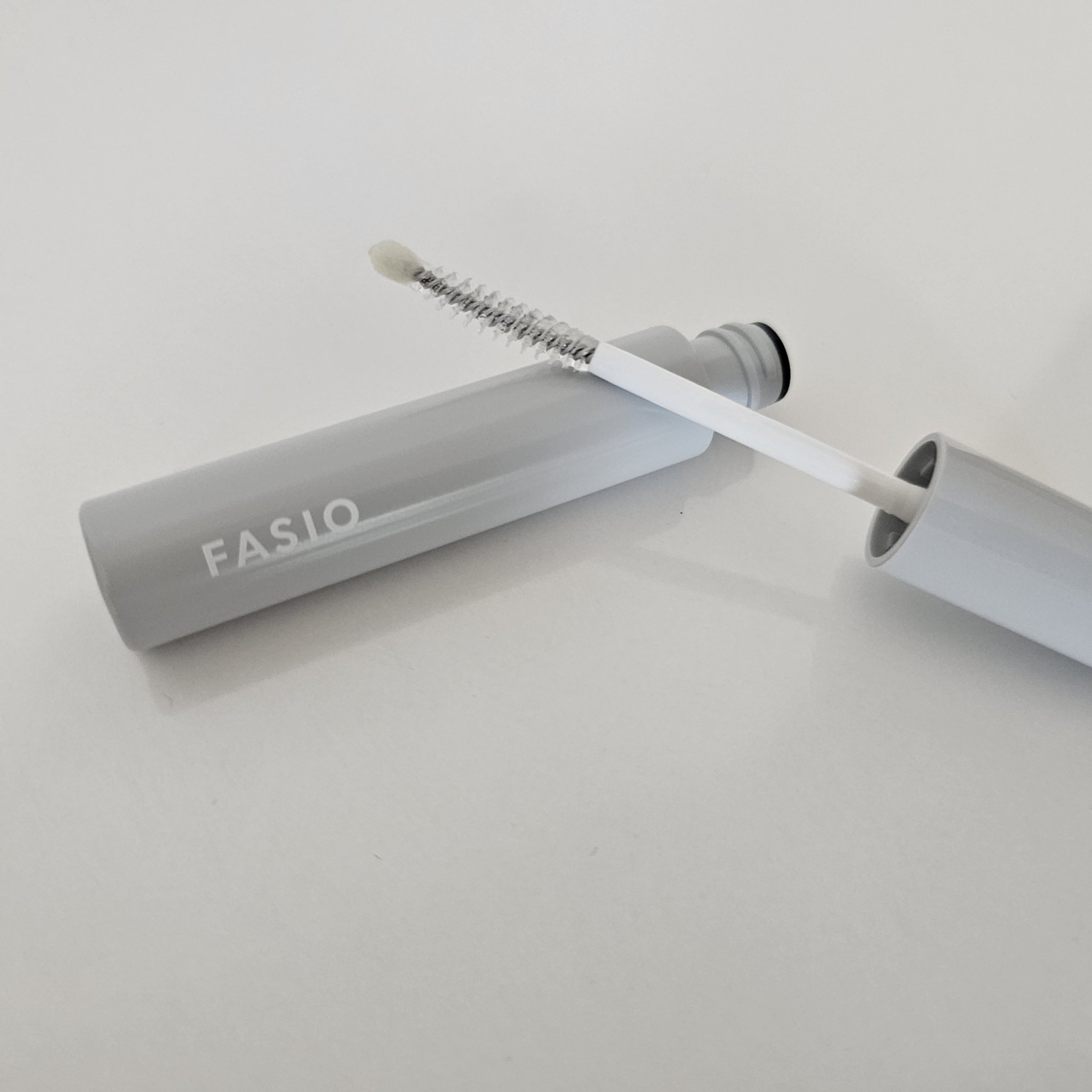 生え際から先端まで保湿・補修し、
ハリ・コシアップする即戦力まつ毛美容液。
☆
【ファシオ　まつ毛 ハリコシアップ美容液】
☆
マスカラ状のブラシでまつ毛1本1本に
美容液をなじませることが出来つつ、
まつ毛の根元になじませやすい
ボールチ