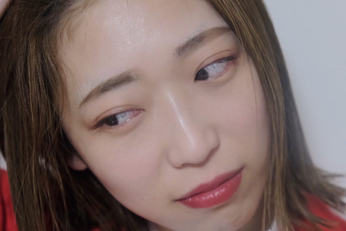 shin_usami on LIPS 「純粋レッドのワントーンで強い眼差しを。赤一色でまとめる場合目元..」(3枚目)