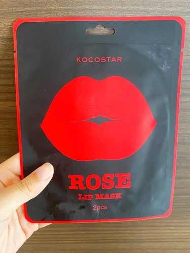  またまたバズりリップマスクを使ってみた👄

【使った商品】
KOCOSTAR　ココスター　リップマスク ローズ

【商品の特徴】
ハイドロゲルタイプのリップマスクとして、乾燥して、カサカサになっている唇をしっとりと集中的にケアできる
唇にリップマスクを約 10～20 分密着させる
外した後に残ったエッセンスは軽く叩きながら唇になじませる

【使用感】
パケが可愛い！
梱包がしっかりされてた
見た目が面白いw
LIPSで購入
リップマスクって初めて
ゲルタイプのプルプルテクスチャが気持ちいい
アニメやドラマを見てる間に綺麗になれちゃう
唇がプルプルになった
デート前日はマストアイテムかもしれない

 #推しコスメを語ってPLになろう の画像 その0